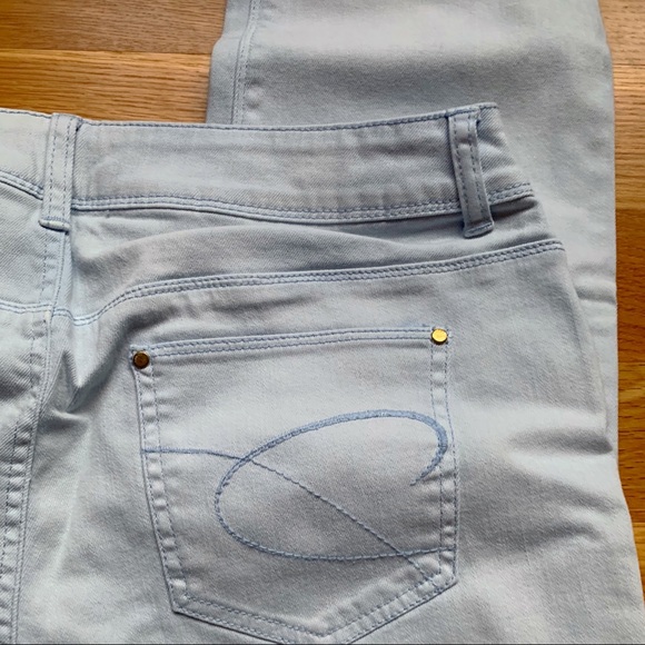 ❇️Platinum Chico’s Light Wash Jeans❇️ - Picture 3 of 6
